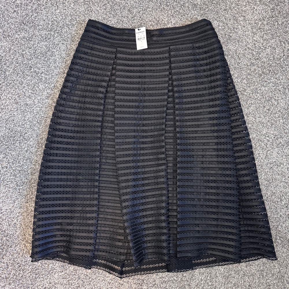 NWT Express Black Pleated Skirt Women's Size 8 with Eyelet Detail Pockets Zipper